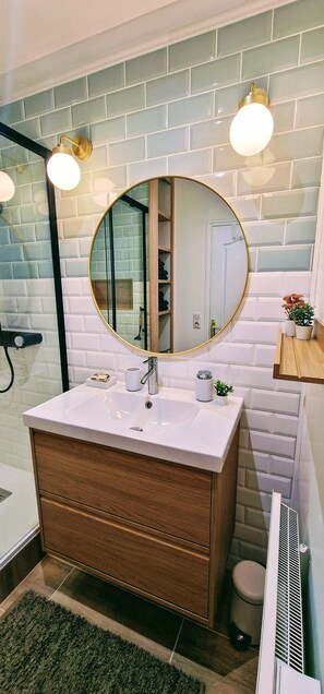 Douche, sèche-cheveux, serviettes fournies, savon