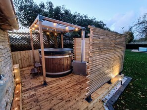 Bañera de hidromasaje al aire libre