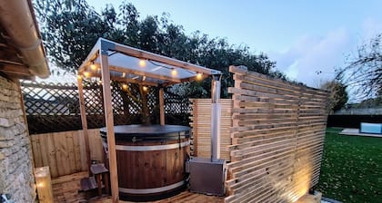 Gîte with swimming pool, Nordic bath, close to the landing beaches