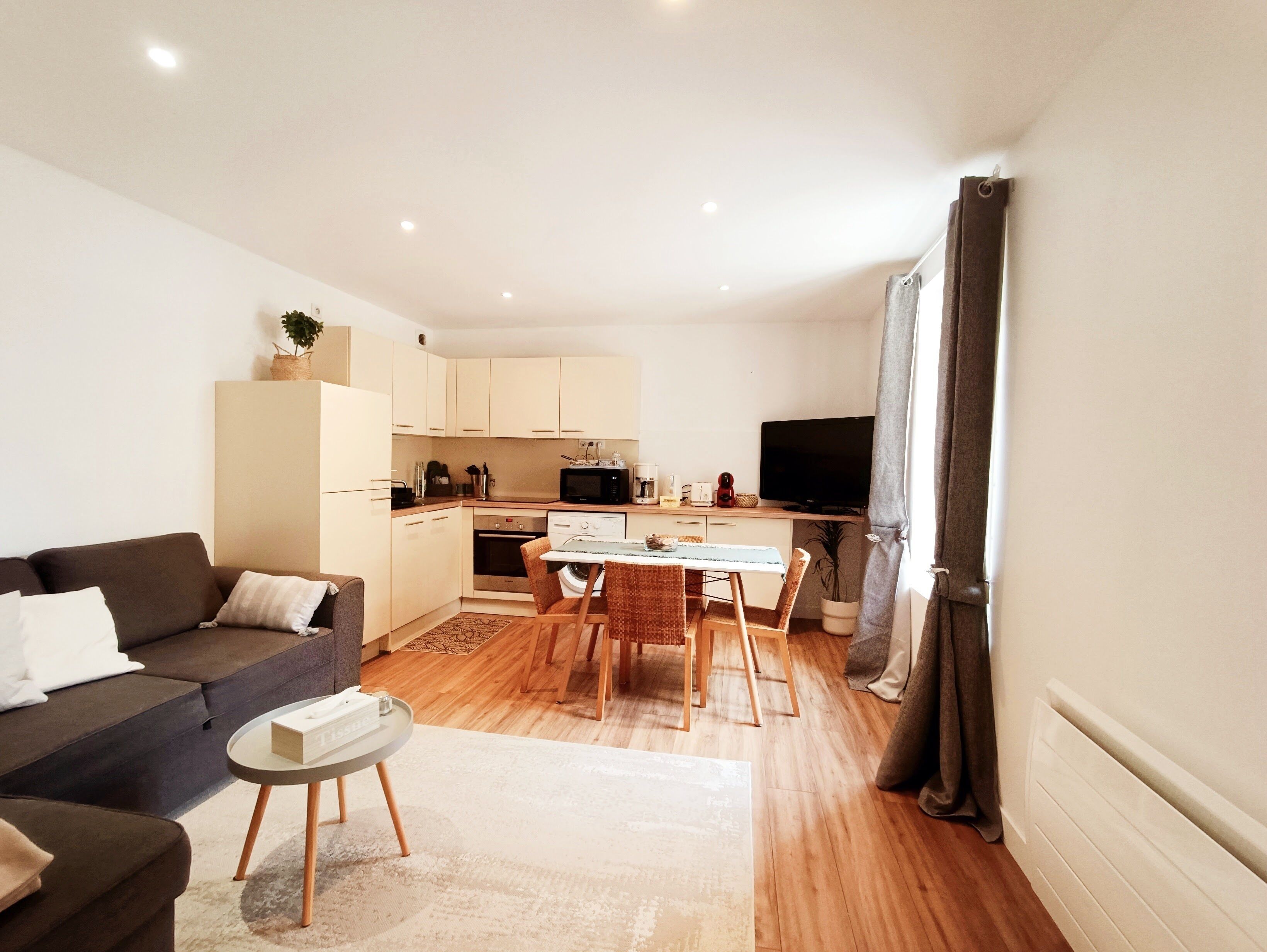 Cottage for 4 people with swimming pool near the landing beaches.