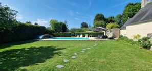 Una piscina al aire libre, una piscina climatizada
