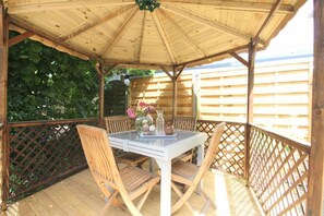 Outdoor dining - Charming gîte with swimming pool, Nordic bath, close to the D-Day landing beaches. (le manoir)
