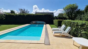 Een buitenzwembad en een verwarmd zwembad