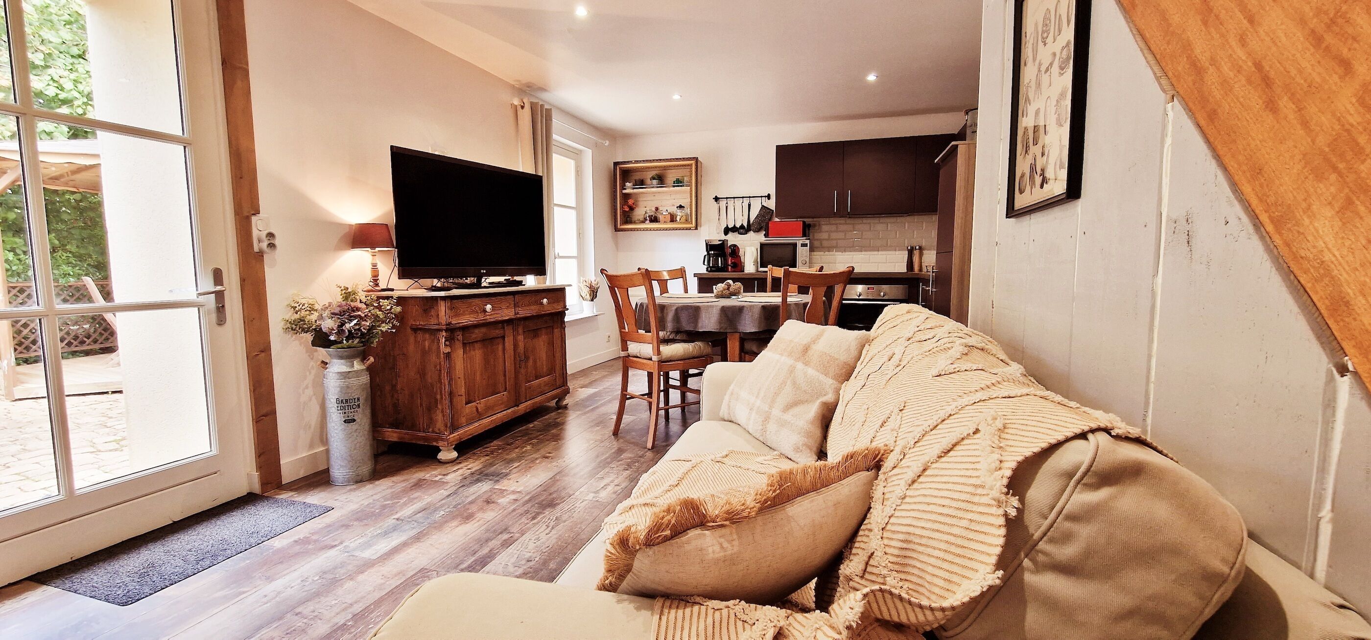 Charming cottage  2 to 4 people with swimming pool close to the landing beaches