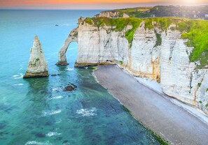A coastal landscape with white cliffs, a clear blue sea, and a sandy beach. - Charming vacation rental with a pool and a Scandinavian-style bathroom, located very close to the D-Day landing beaches. (le manoir)