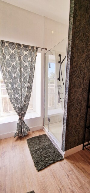 Shower, hair dryer, towels, soap - Charming gîte with swimming pool, Nordic bath, close to the D-Day landing beaches. (le manoir)
