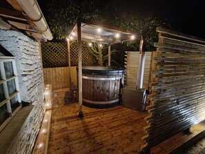 Outdoor spa tub - Charming gîte with swimming pool, Nordic bath, close to the D-Day landing beaches. (le manoir)