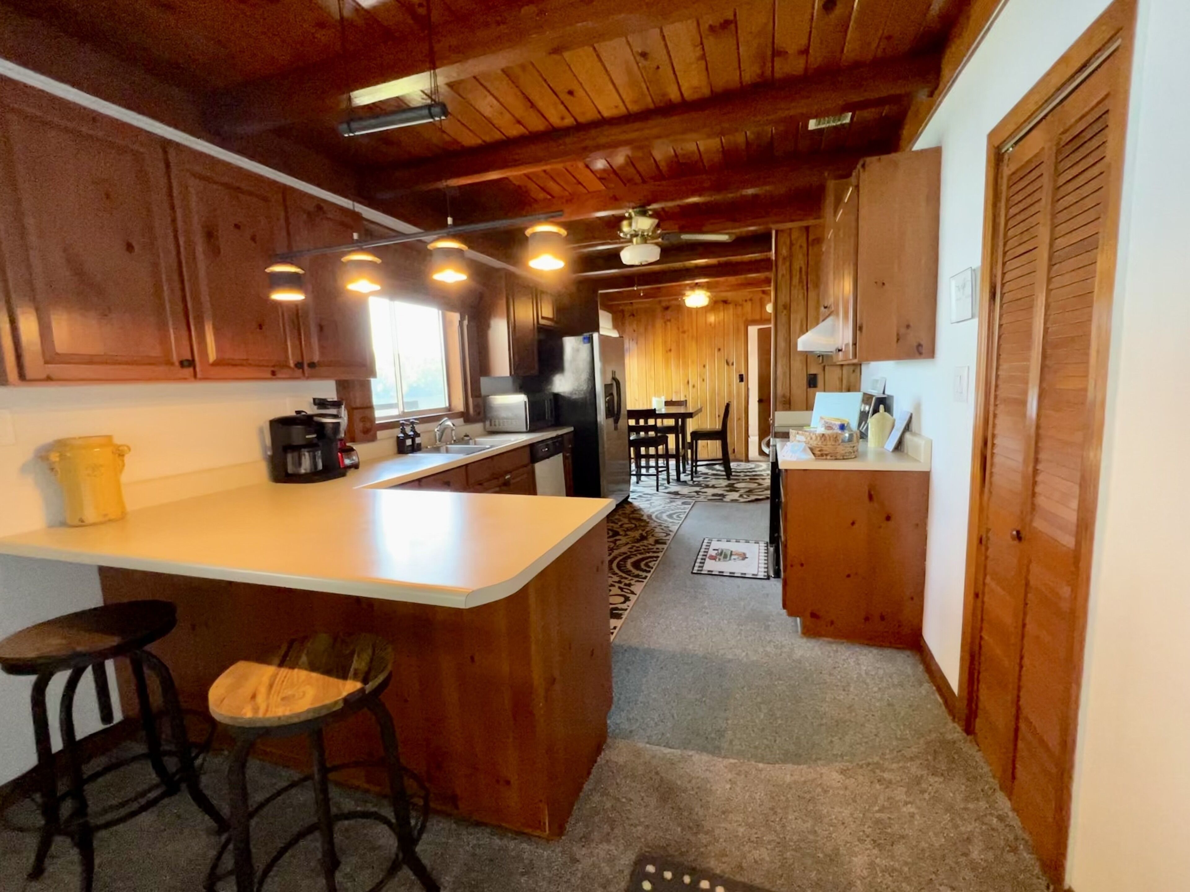 Wake to 180 lake sunrise & sunset views! Family, Fishing, Fun!