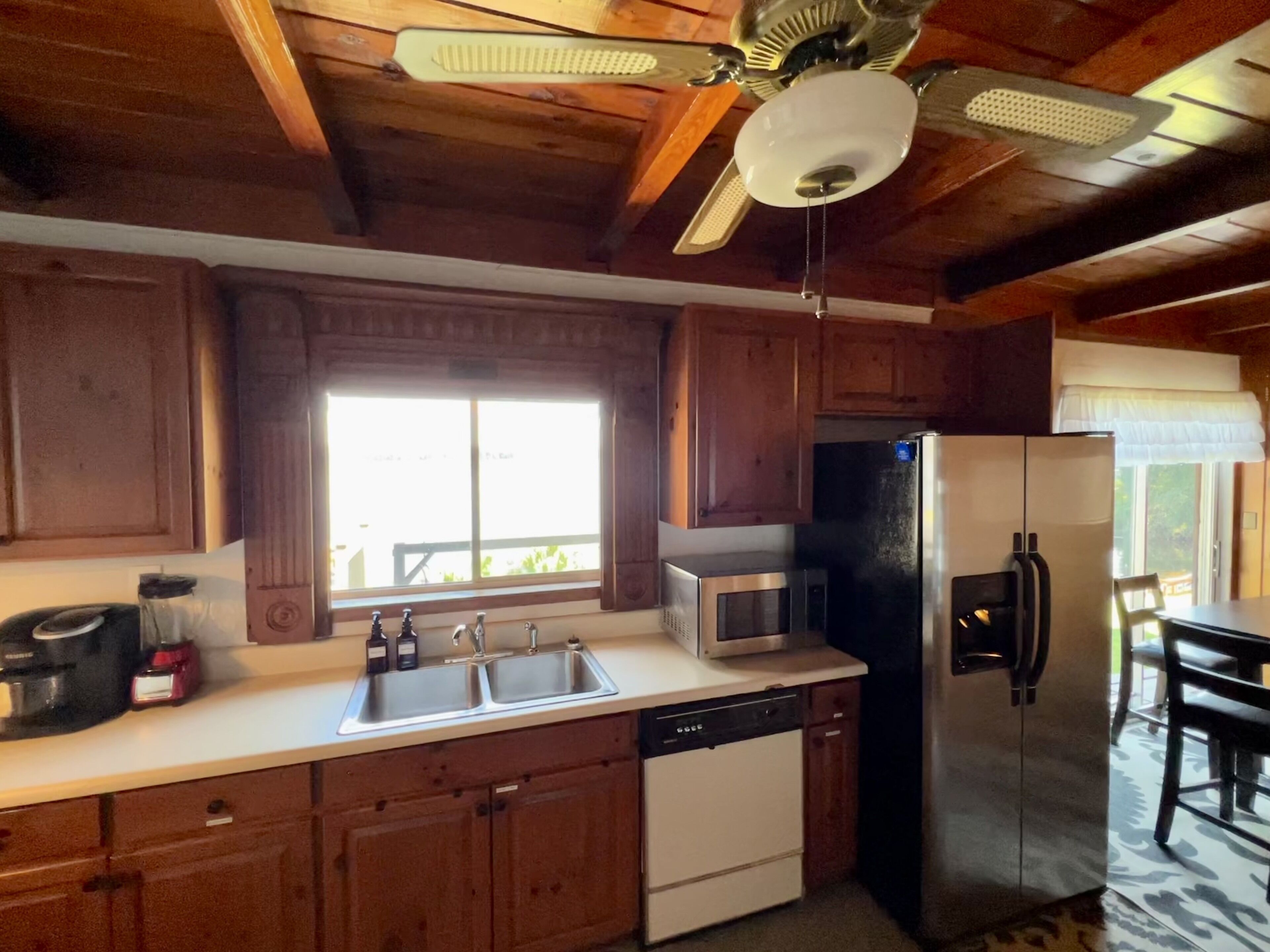 Wake to 180 lake sunrise & sunset views! Family, Fishing, Fun!