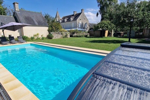 Utendørsbasseng og et oppvarmet basseng