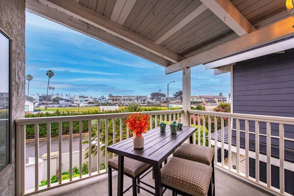 Outdoor dining - Beach House just Steps 2 the Sand + Boogie Board, Umbrella, Chairs and Dogs too! (Ventura)