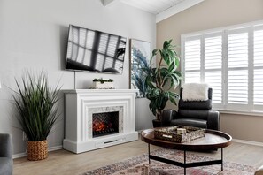 Smart TV, chimenea, libros y servicios de streaming