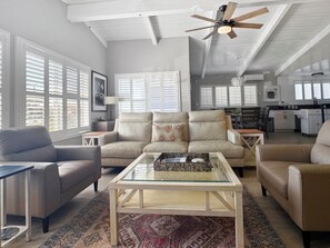 Smart-TV, Kamin, Bücher, Streaming-Dienste