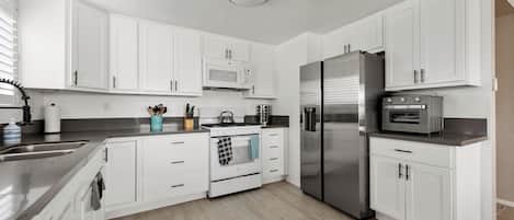Réfrigérateur, four à micro-ondes, un four, surface de cuisson