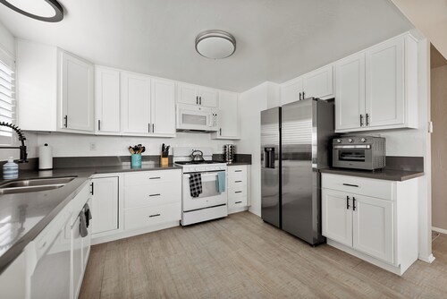 Beach House just Steps 2 the Sand + Boogie Board, Umbrella, Chairs and Dogs too!