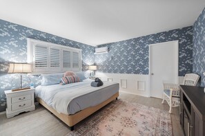 3 habitaciones, tabla de planchar con plancha y cuna de viaje