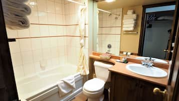 Kombination af bruser/badekar, håndklæder, Sæbe, Toiletpapir