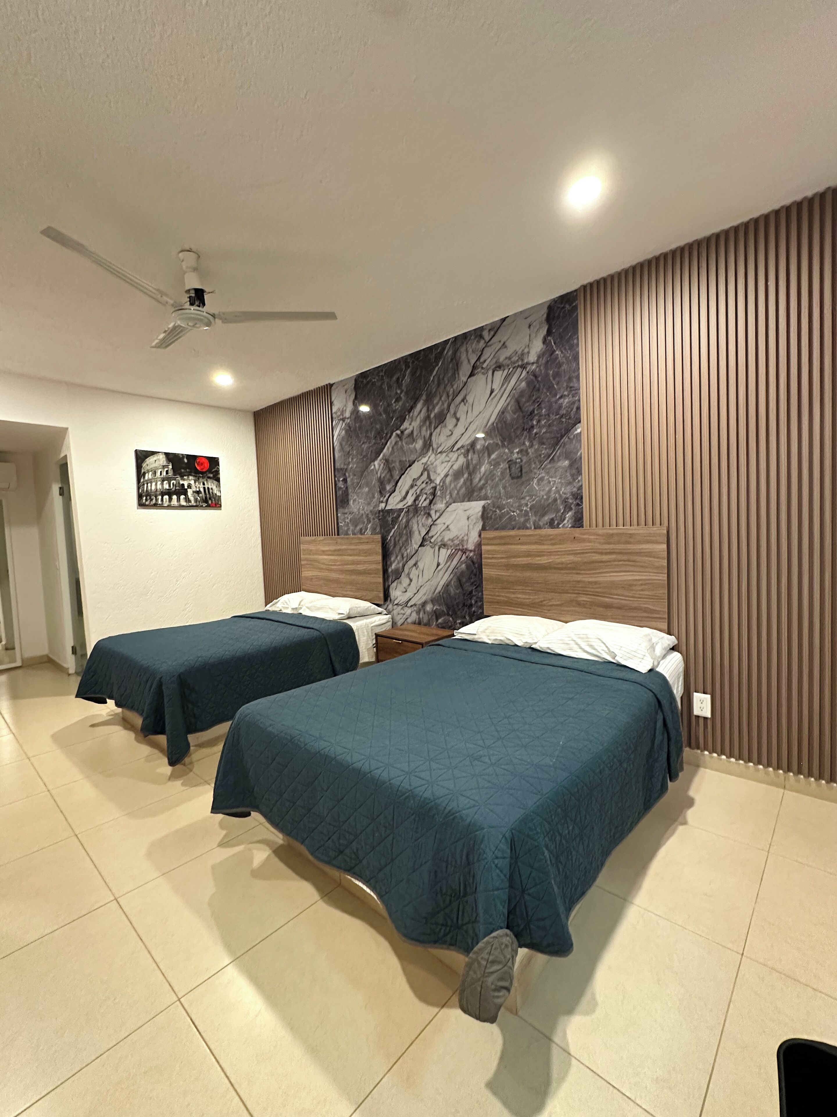 고급 침구, 오리/거위털 이불, 책상, 노트북 작업 공간