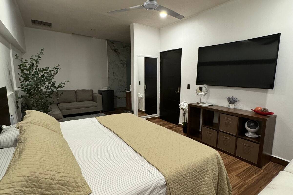 Habitación Deluxe | Ropa de cama de alta calidad, edredones de plumas, escritorio