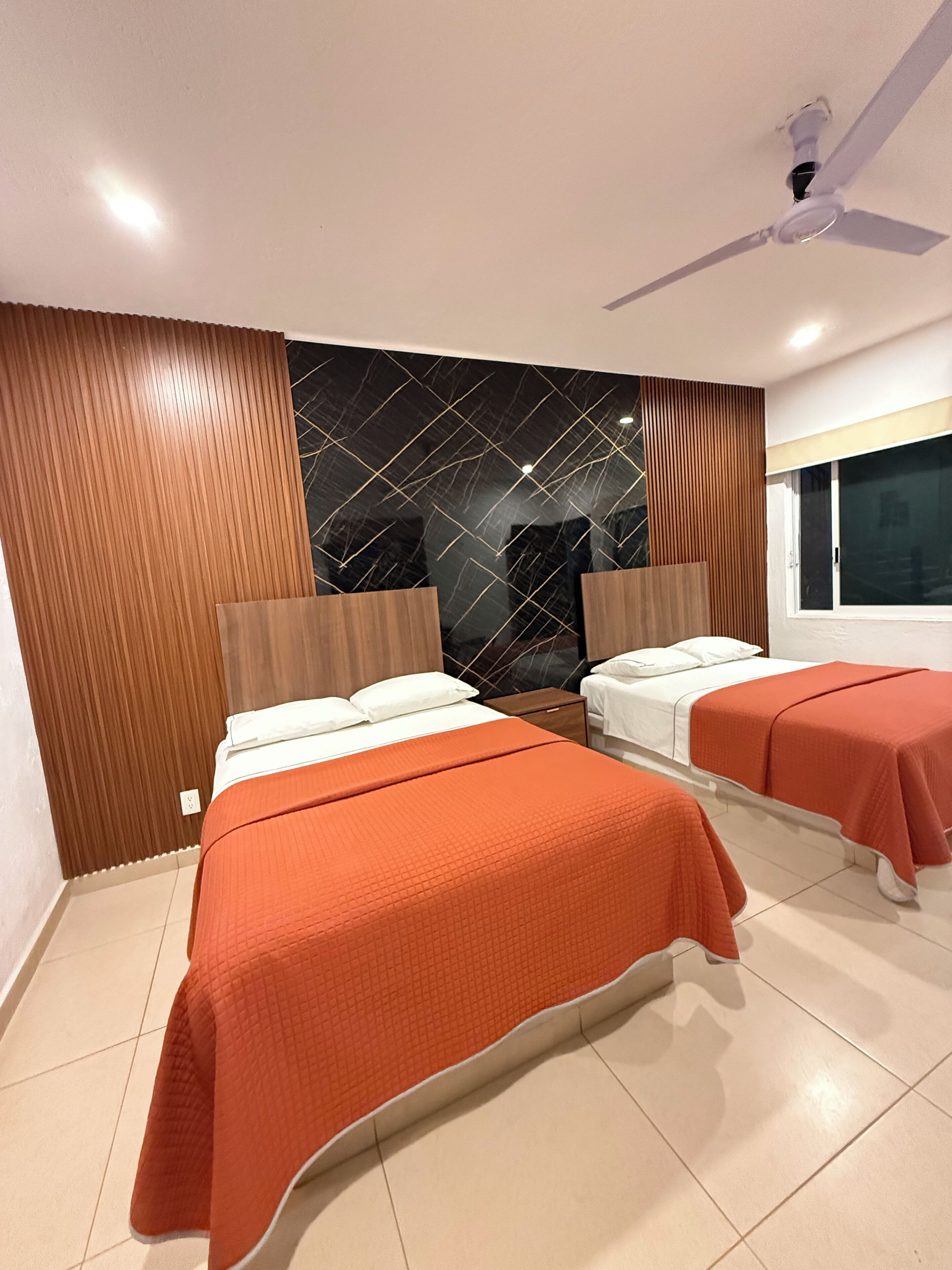 고급 침구, 오리/거위털 이불, 책상, 노트북 작업 공간