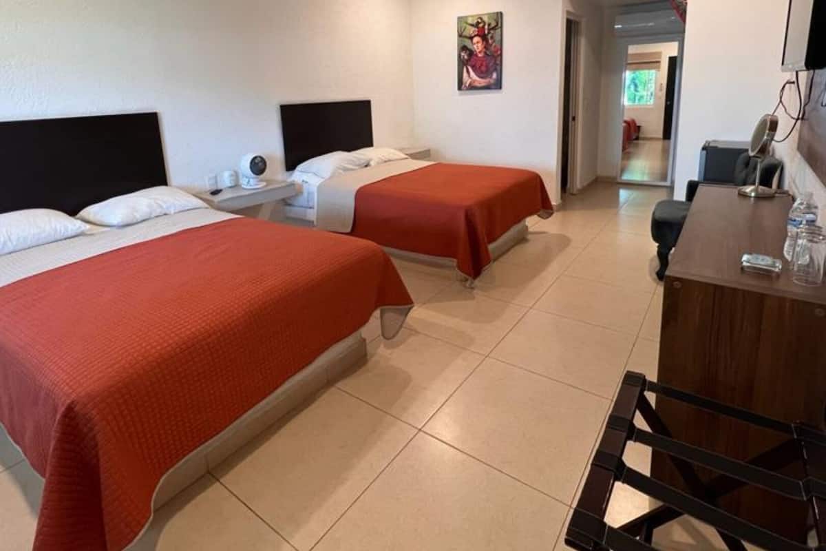 Luxe beddengoed, donzen dekbedden, een bureau, een laptopwerkplek