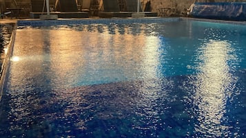 Hồ bơi ngoài trời