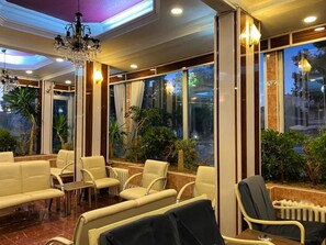 Een 32-inch lcd-televisie met satellietzenders en televisie