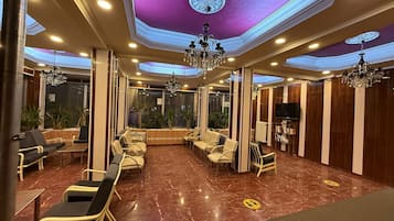 TelevisiĂłn LCD 32 pulgadas con canales de televisiĂłn vĂa satĂ©lite
