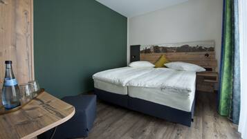 Una camera da letto con un letto, un comodino e una piccola zona relax.