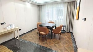 Un salón de conferencias con una mesa, sillas, una estación de café y vistas al exterior a través de amplios ventanales.
