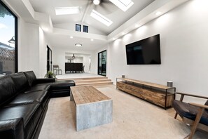 Stereo, offices, computer monitors - Modern Venice Beach Estate 3 Min from Abbot Kinney (Los Angeles)