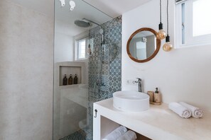 Villa, 2 habitaciones | Baño | Regadera, amenidades de baño gratuitas, secadora de cabello, toallas 