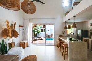 Villa, 2 habitaciones | Sala de estar | Smart TV de 43 pulgadas con canales por cable y televisión 