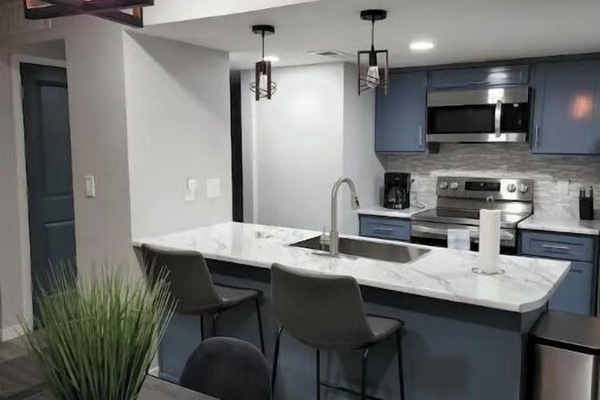Frigorífico, microondas, horno y placa de cocina