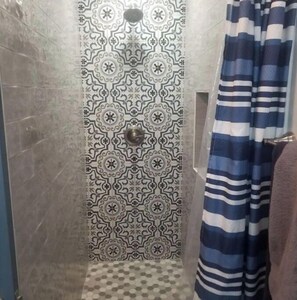 Bathtub, towels, toilet paper - Eastside 3 bed 2 bath, King en suite & fast Wifi (El Paso)