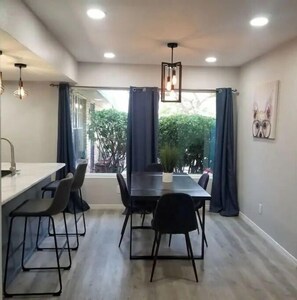 Dining - Eastside 3 bed 2 bath, King en suite & fast Wifi (El Paso)