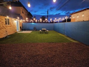 Outdoor dining - Eastside 3 bed 2 bath, King en suite & fast Wifi (El Paso)