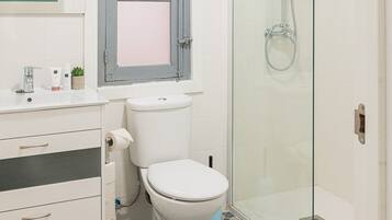 Een douche, een haardroger, handdoeken, zeep