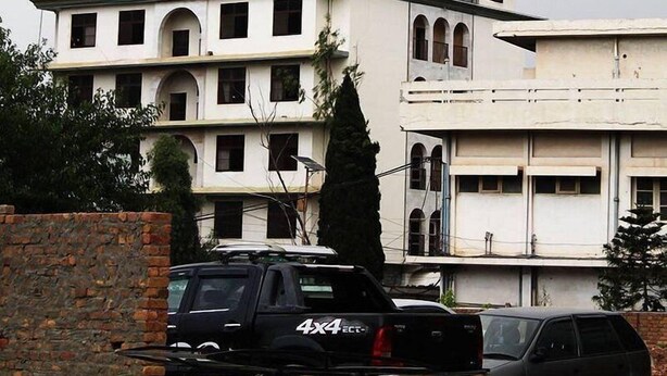 A multi-story hotel with a sign reading "HOTEL Al Baddar". - Hotel Al Bader (Mekhtar)
