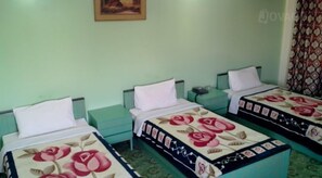 Habitación triple | Espacio para trabajar con un portátil y wifi gratis