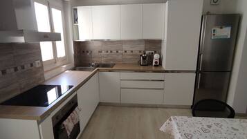 Kühlschrank, Mikrowelle, Ofen, Geschirrspüler