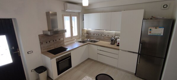 Jääkaappi, mikroaaltouuni, uuni, astianpesukone