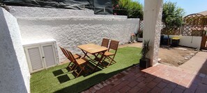 Outdoor dining - Mimosa apartment (Olbia)
