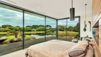 6 bedrooms, desk, iron/ironing board, travel crib