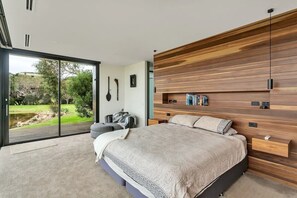 6 bedrooms, desk, iron/ironing board, travel cot - Lakehouse Estate is on 3 acres with private lake (Newhaven)