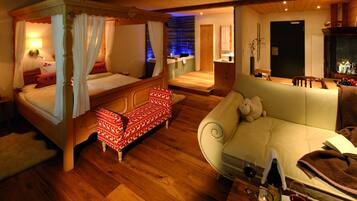 Suite | Allergiatestatut vuodevaatteet, tallelokero huoneessa, työpöytä