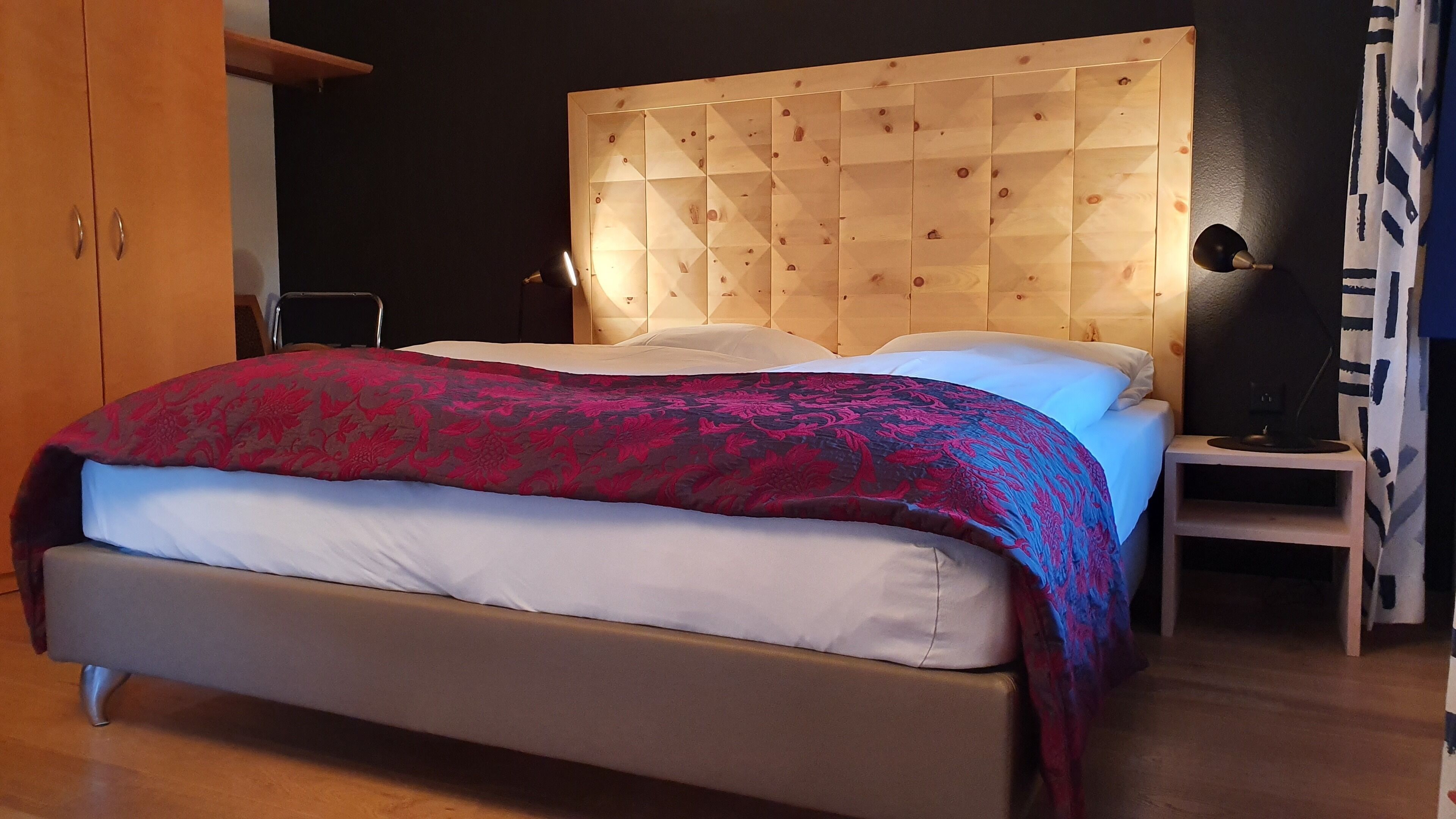 Ropa de cama hipoalergénica y caja de seguridad en la habitación 