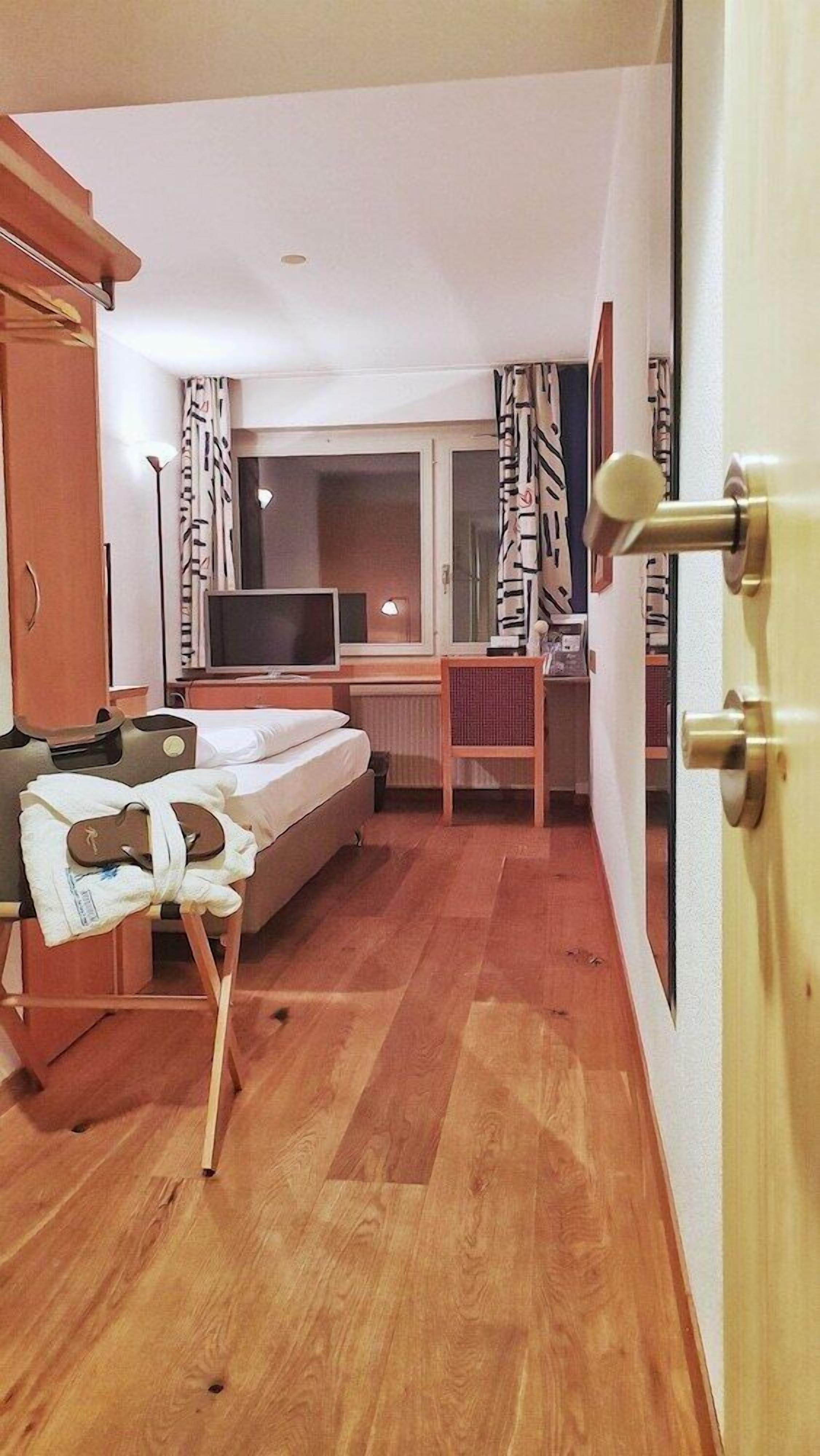 Ropa de cama hipoalergénica y caja de seguridad en la habitación 