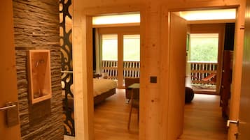 Hypo-allergenic bedding, in-room safe, desk, laptop workspace