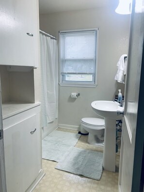 Combinazione doccia/vasca, asciugacapelli, sapone, shampoo